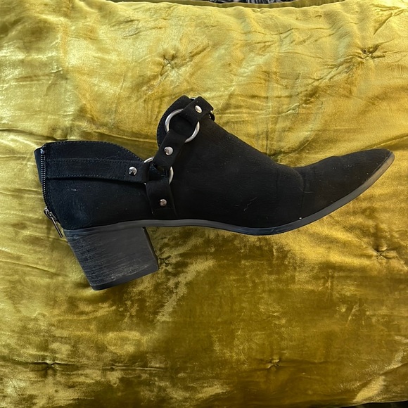 CARLOS SANTANA BLACK SUEDE POINTER CHAIN BOOTIES size 10 - Picture 2 of 6